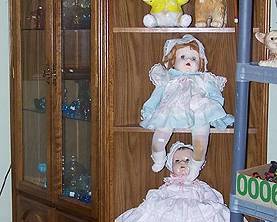 Display cabinet with corner shelf, old dolls