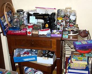Singer sewing machine w / matching storage seat, buttons, scissors, other sewing items
