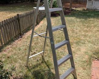 R110 - $40. Keller 6' Step Ladder. Model 926.