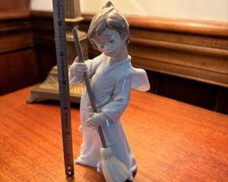 R68 - $10. Lladro 05276. Sweeping Away The Clouds.