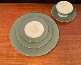 R86 - $60. Syracuse China "Splendor". 6 dinner plates, 6 saucers, 6 dessert plates, 7 salad plates, 5 cups ,1 serving platter.