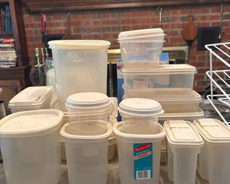 R41 - $25. 19 Piece Rubbermaid Containers. (Not sticky!)