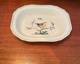 R36 - $550. Spode Queen's Bird. 57 Pieces. 6 Dinner Plates. 9 Luncheon Plates. 9 Saucers. 9 Tea Cups. 1 Medium Oval Serving Bowl 9" x 6.5". 1 sugar bowl & creamer set. 6 - 9" rimmed soup bowls. 8 - Small Bowls 6.25". 8 - Small Plates 6.25".