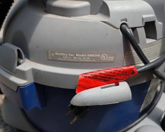 R109 - $30. 6 Gallon Shop Vac. Wet/Dry Model 90M200