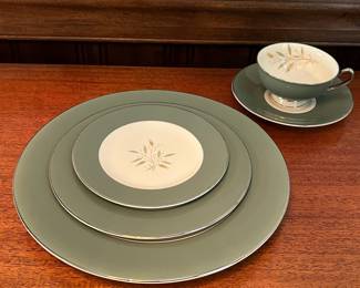 R86 - $60. Syracuse China "Splendor". 6 dinner plates, 6 saucers, 6 dessert plates, 7 salad plates, 5 cups ,1 serving platter.
