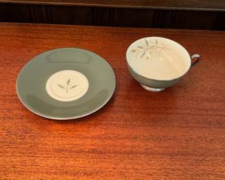 R86 - $60. Syracuse China "Splendor". 6 dinner plates, 6 saucers, 6 dessert plates, 7 salad plates, 5 cups ,1 serving platter.