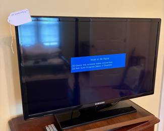 R26 - $20. 26" Samsung TV. Model UN26EH4000F. May 2012 Manufacture.
