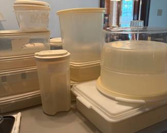 R41 - $25. 19 Piece Rubbermaid Containers. (Not sticky!)