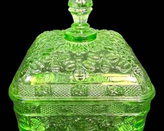 Indiana Glass Tiara Chantilly Green Honey Bee Lidded Dish