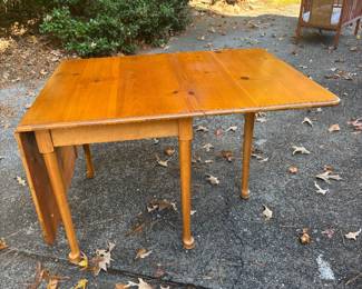 Drop leaf pine table