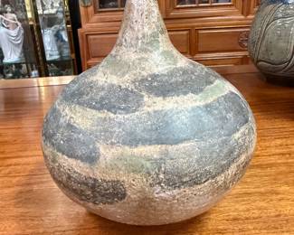 Nice handmade pottery vase - signed Mun Quan