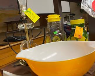 Pyrex bowl , vintage lamp