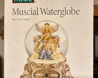 Holiday Home Musical Waterglobe plays Silent Night