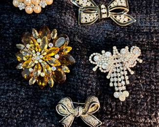 Assorted Vintage Brooches / Lapel Pins