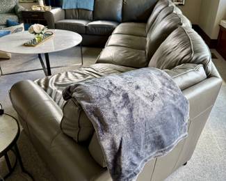 Absolutley beautiful Gray Leather Sectional Sofa in Like New Condition