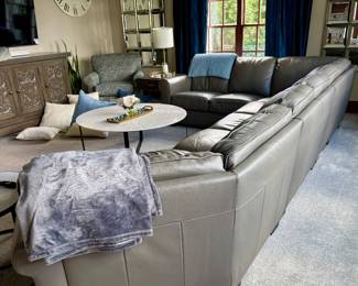 Absolutley beautiful Gray Leather Sectional Sofa in Like New Condition