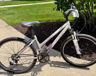 Trek 820 Women's Mountain Bike 16" Frame