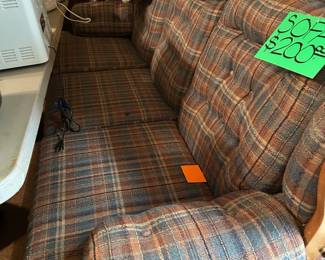 NICE COUCH NO TARES