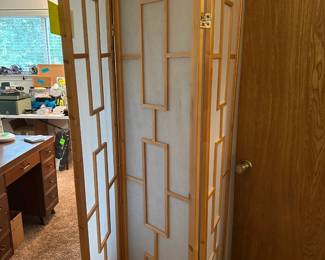 ROOM DIVIDER