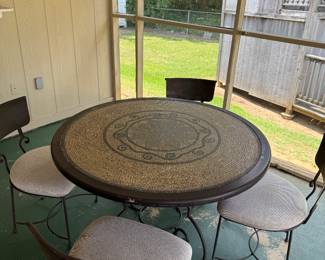 Table and 4 charis