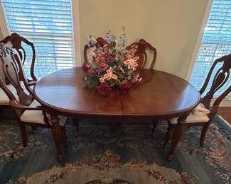 Sumter Cabinet Company Dining Table and Chairs Set