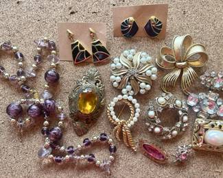 Vintage jewelry, Trifari, Monet, Ladda Bihler
