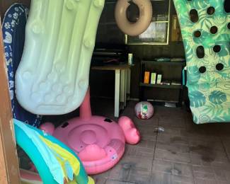 THE POOL SHED - LOTS OF INFLATABLES!