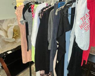 LOTS OF WOMEN'S CLOTHING