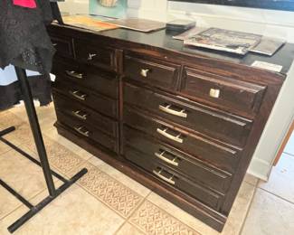 DOUBLE-DRESSER BASE