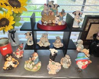FIGURINES