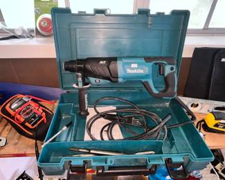 MAKITA AVT DEMOLITION HAMMER