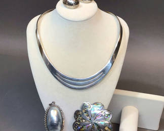 Lot 137: Sterling & Shell Jewelry (32+dwt)