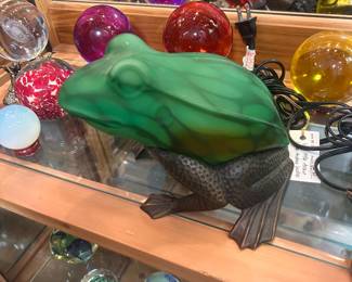 Vintage frosted glass frog lamp