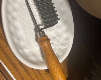 Wooden-handled crinkle cutter