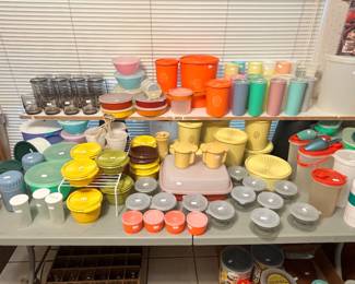 A GENUINE TUPPERWARE PARTY! (SEE THE OTHER PICTURES!)