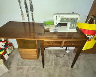 FINE SINGER SEWING MACHINE CABINET MODEL