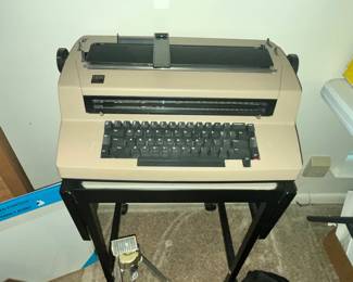 VINTAGE IBM ELECTRIC TYPEWRITER