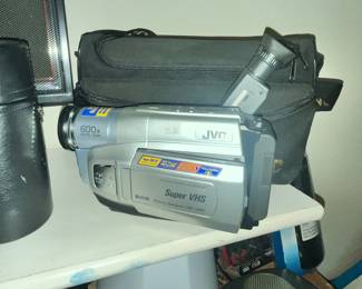 NICE JVC SUPER VHS CAMERA & CASE