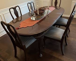 Queen Anne Style Mahogany Dining Table and Chairs Set
