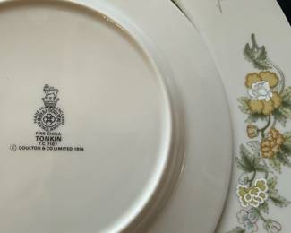 Royal Doulton Tonquin Fine China Dinnerware Set