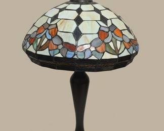 Tiffany Style Stained Glass Table Lamp - Floral Motif