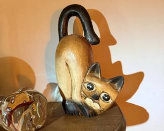 Cat figurine with arched tail and gold/black finish.