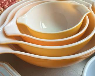 Pyrex nesting bowls.