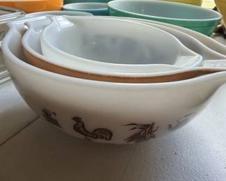 Pyrex nesting bowls.