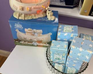Boxed Precious Moments Noah's ark lantern with additional animals. Cute!