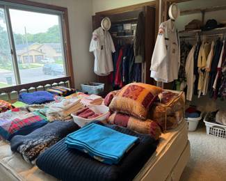 LOTS OF BEDDING
