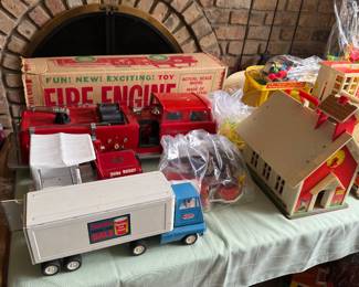 VINTAGE TOYS, INCLUDING FIRE ENGINE WITH ORIGINAL BOX