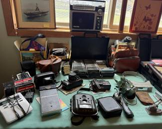 CAMERAS & BINOCULARS 