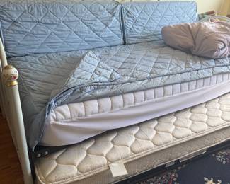 TRUNDLE DAY BED