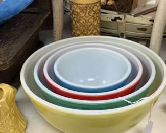 Pyrex mixing bowl set